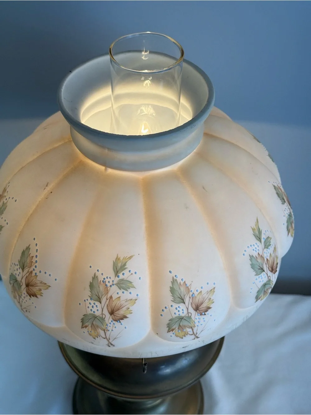 Rayo Vintage Brass Electrified Lamp With Leaves Print Pattern On Globe 19”x11”